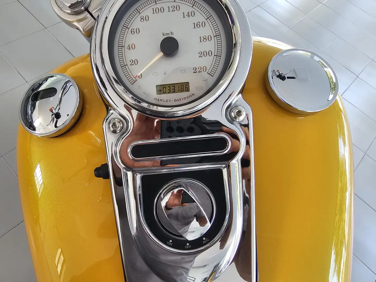 Harley-Davidson Dyna Super Glide Custom Žlutá - 2
