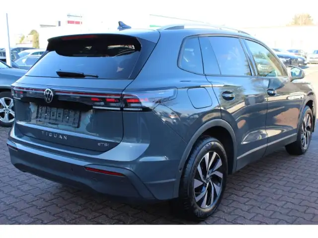 Volkswagen Tiguan view 5