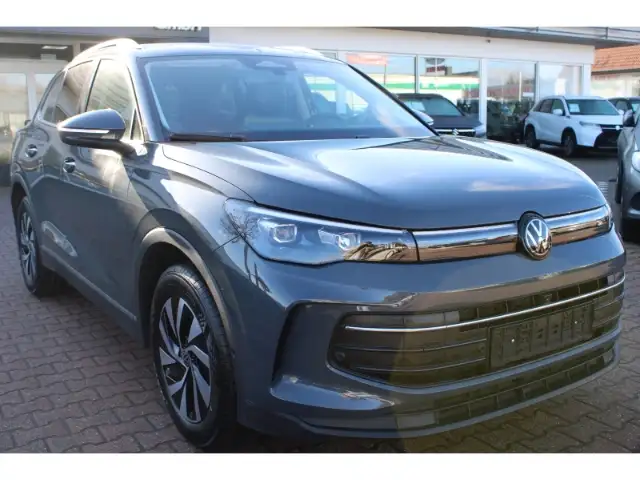 Volkswagen Tiguan view 3