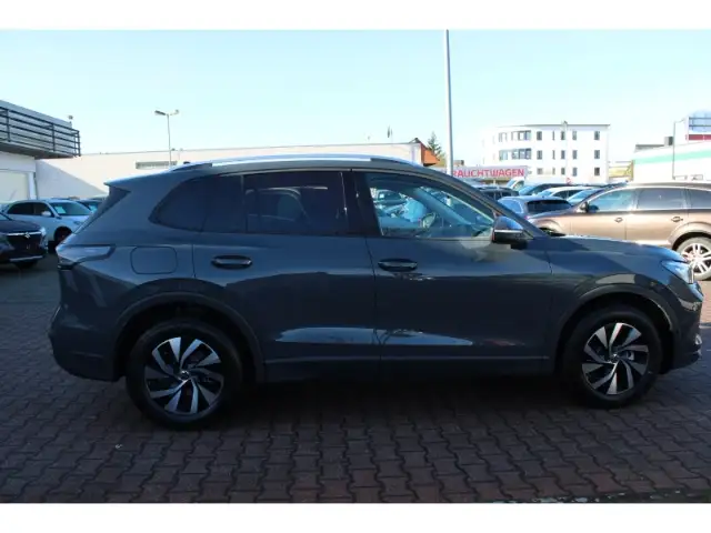 Volkswagen Tiguan view 4