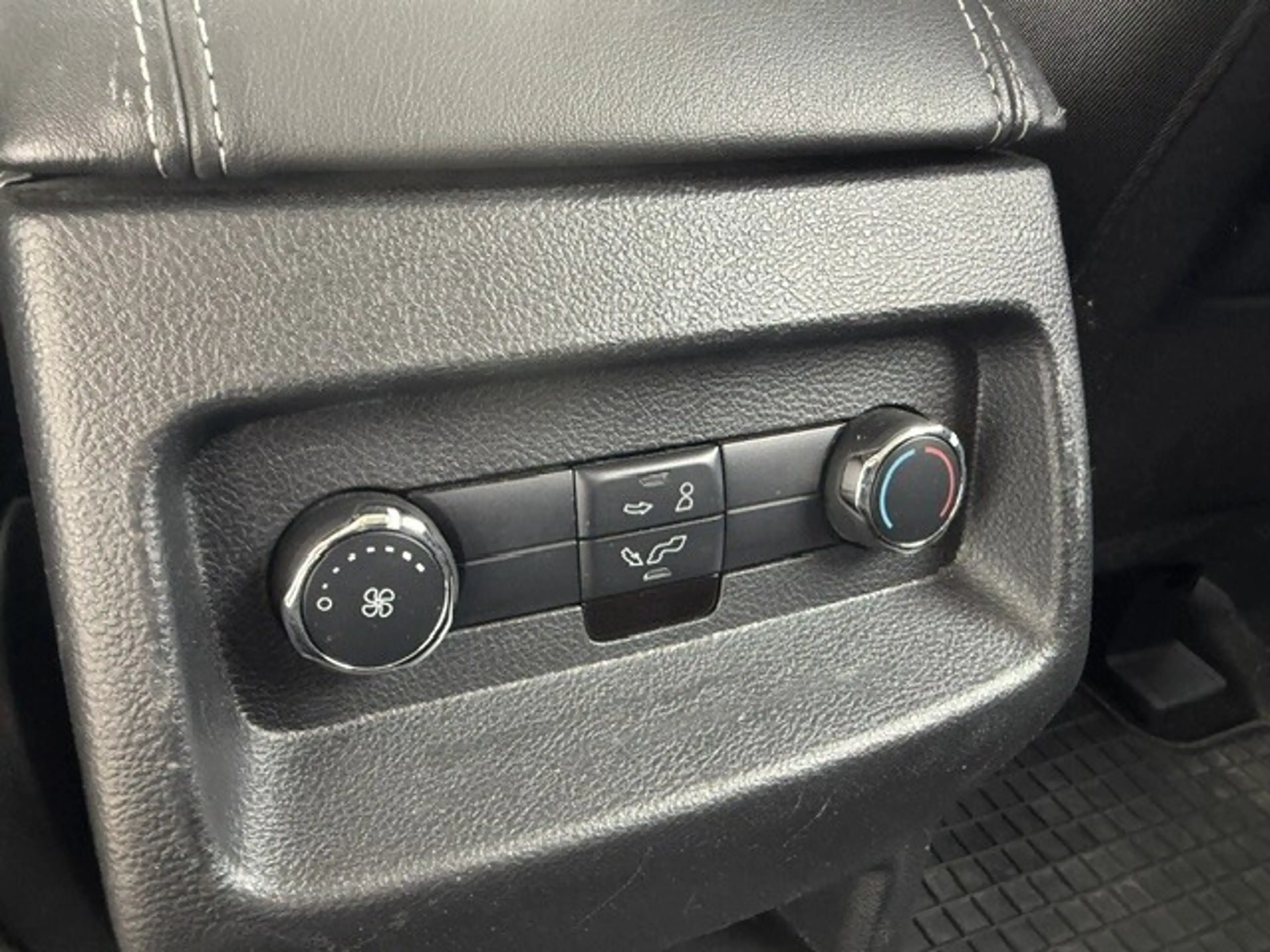 Ford Galaxy 2,0 TDCi Titanium Start/Stop Powershift — photo 15