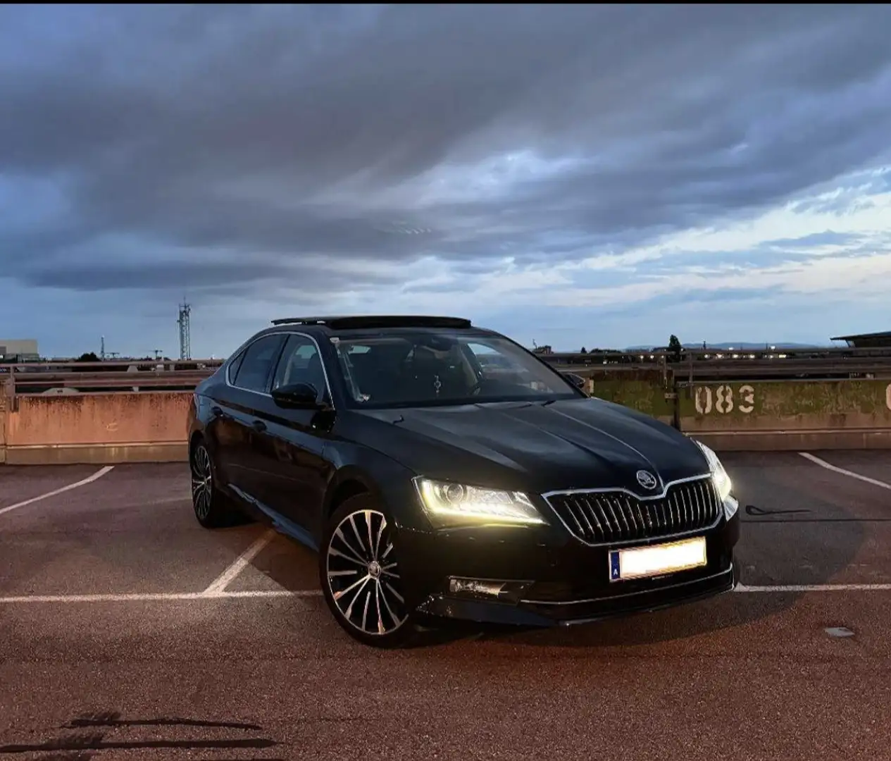 Skoda Superb 2,0 TDI Style Schwarz - 1