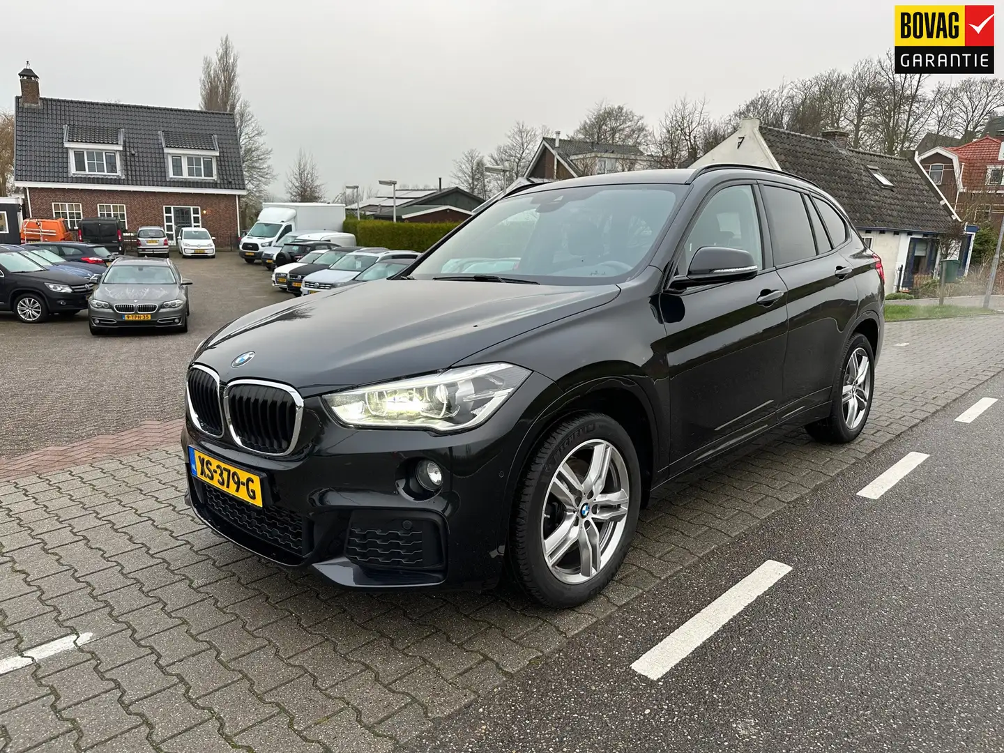 BMW X1 XDrive25i High Executive M-Pakket, HUD, Elektrisch Zwart - 1
