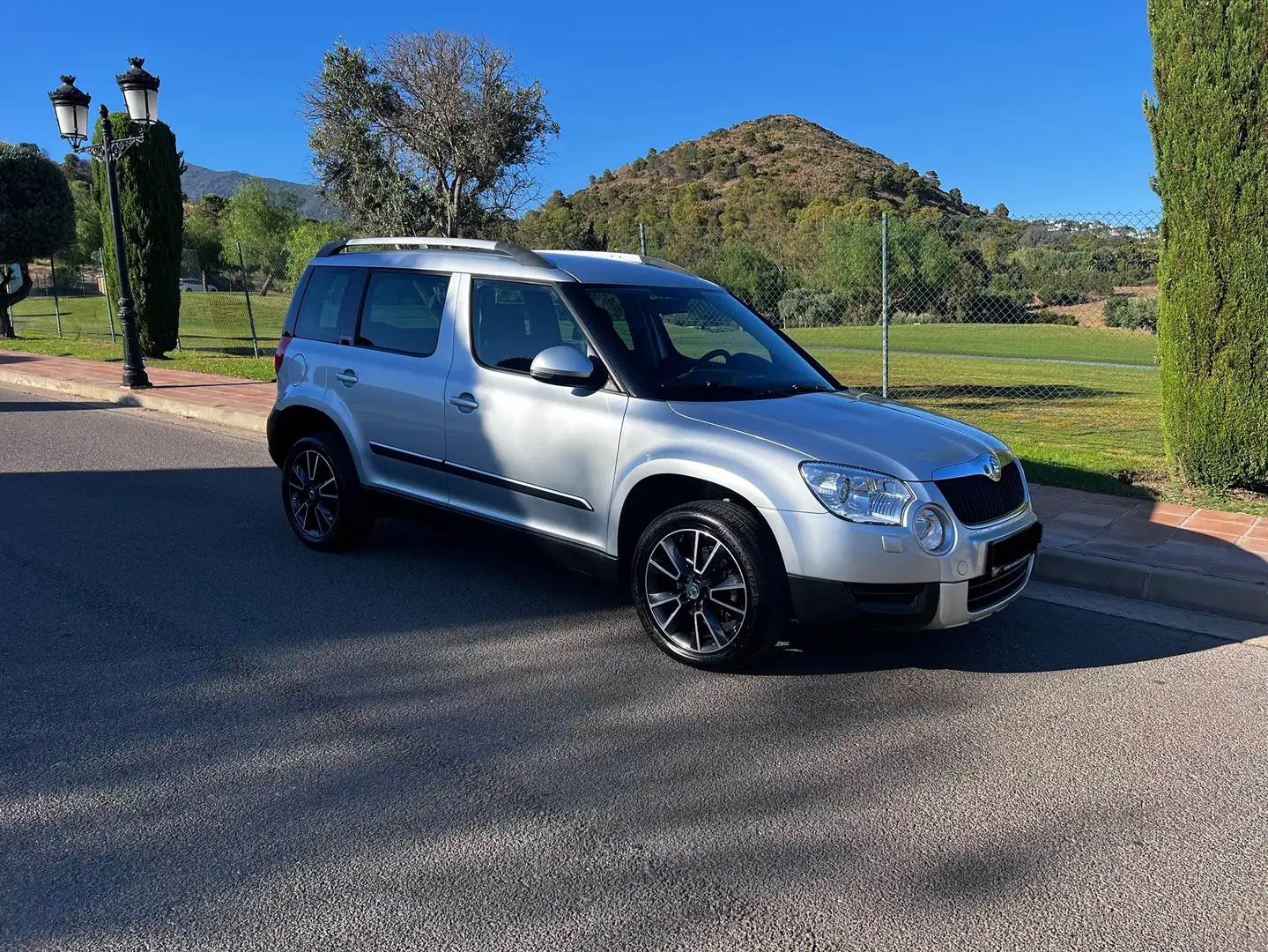 Skoda Yeti 2.0 TDI DSG 4x4 Ambition Plateado - 1