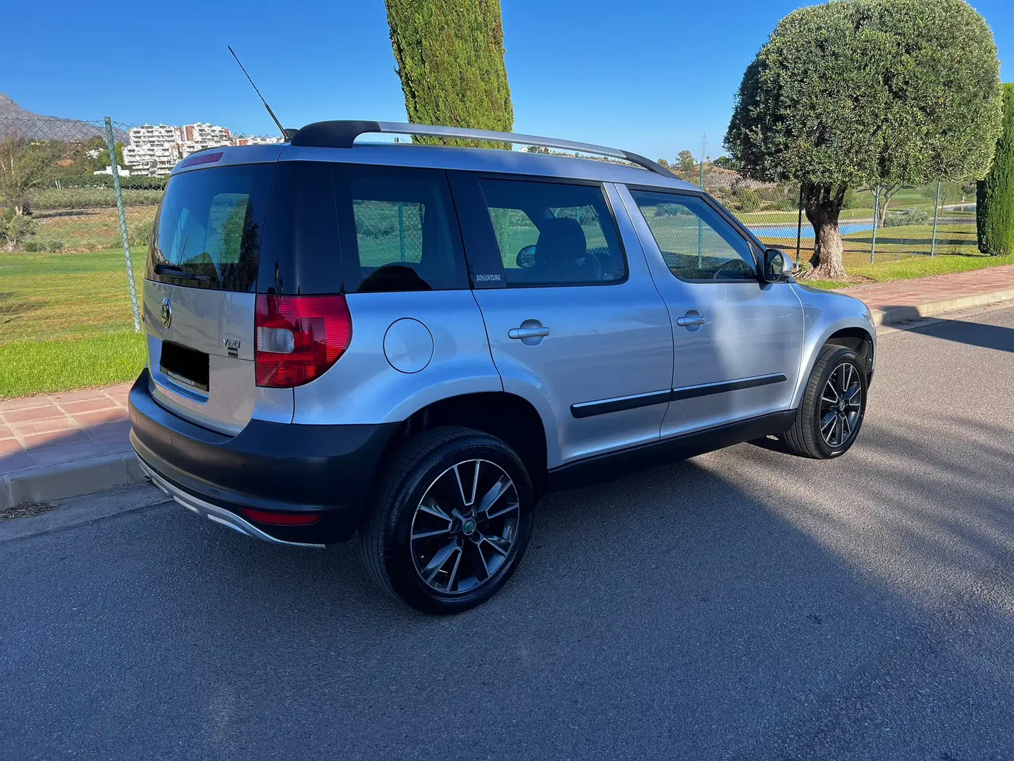 Skoda Yeti 2.0 TDI DSG 4x4 Ambition Plateado - 2
