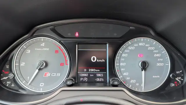 Audi SQ5 view 12