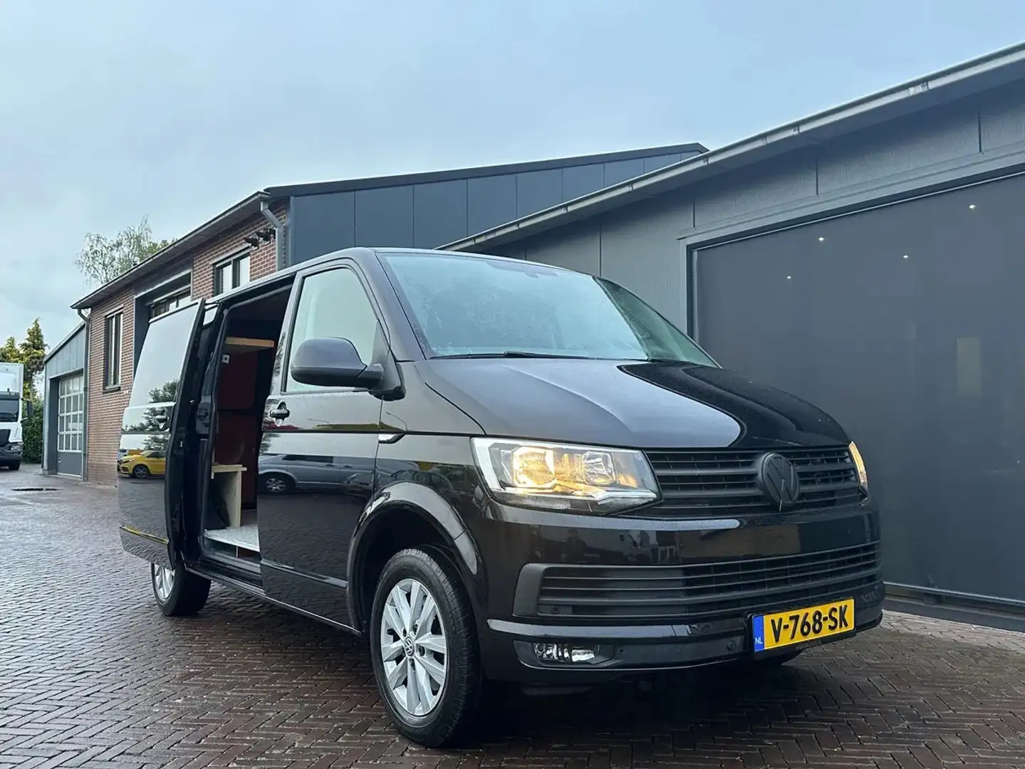 Volkswagen Transporter 2.0 TDI 150PK AUTOMAAT LEER NAVI LMV Zwart - 2