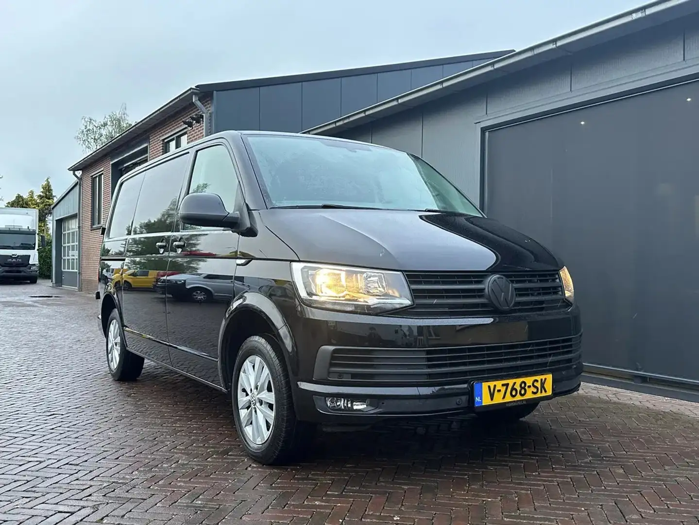 Volkswagen Transporter 2.0 TDI 150PK AUTOMAAT LEER NAVI LMV Zwart - 1