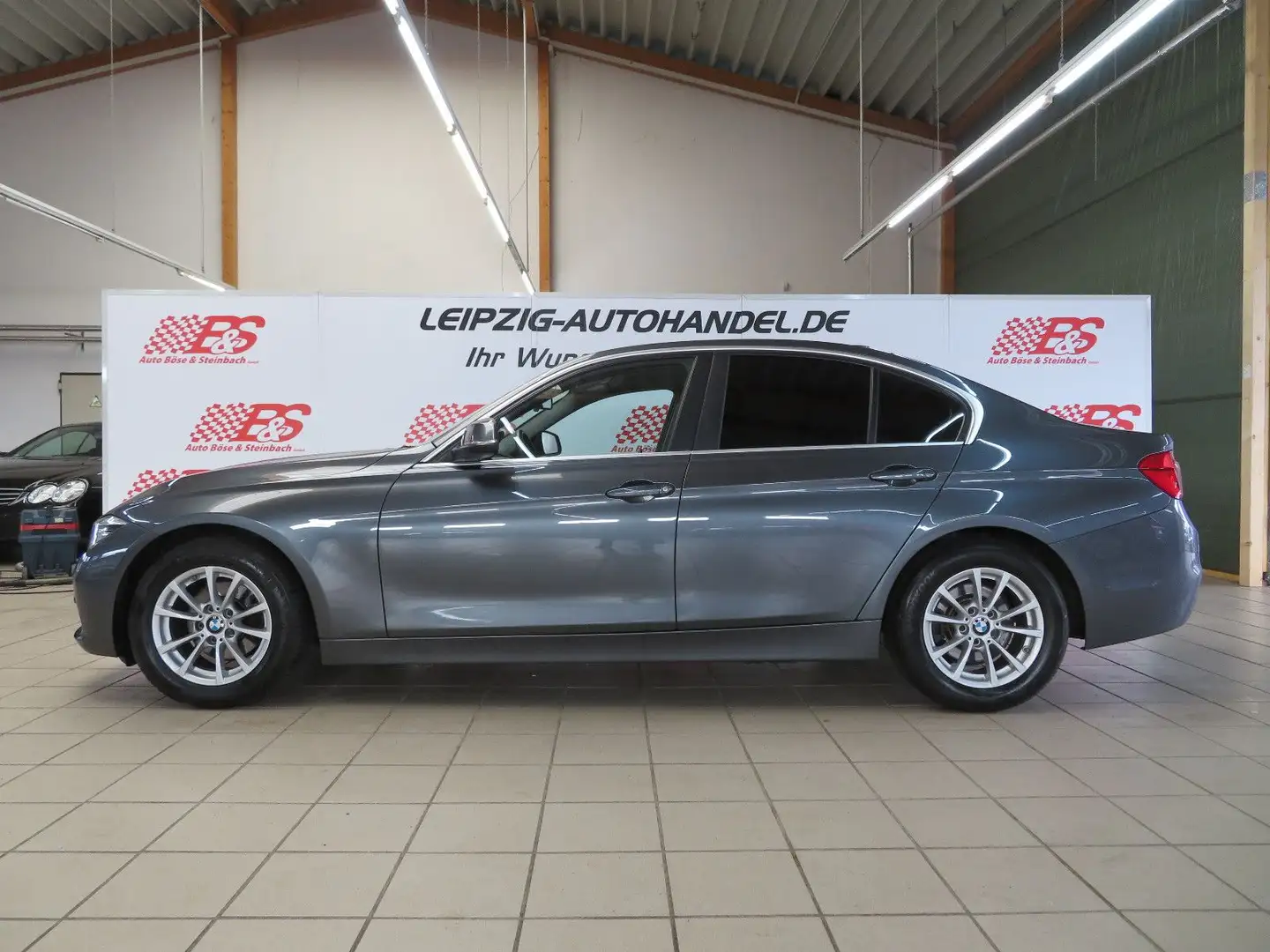 BMW 318 d Lim. Advantage *AUT*NAVI*PDC*LED*SHZ* Grau - 2