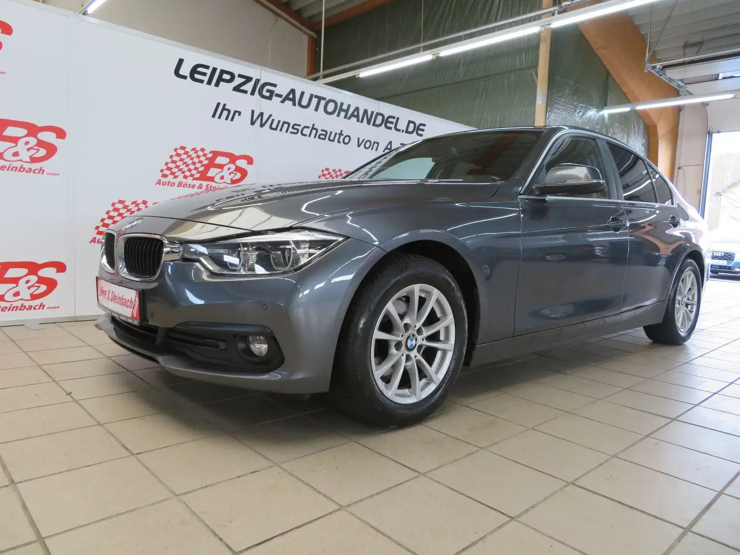 BMW 318 d Lim. Advantage *AUT*NAVI*PDC*LED*SHZ* Grau - 1