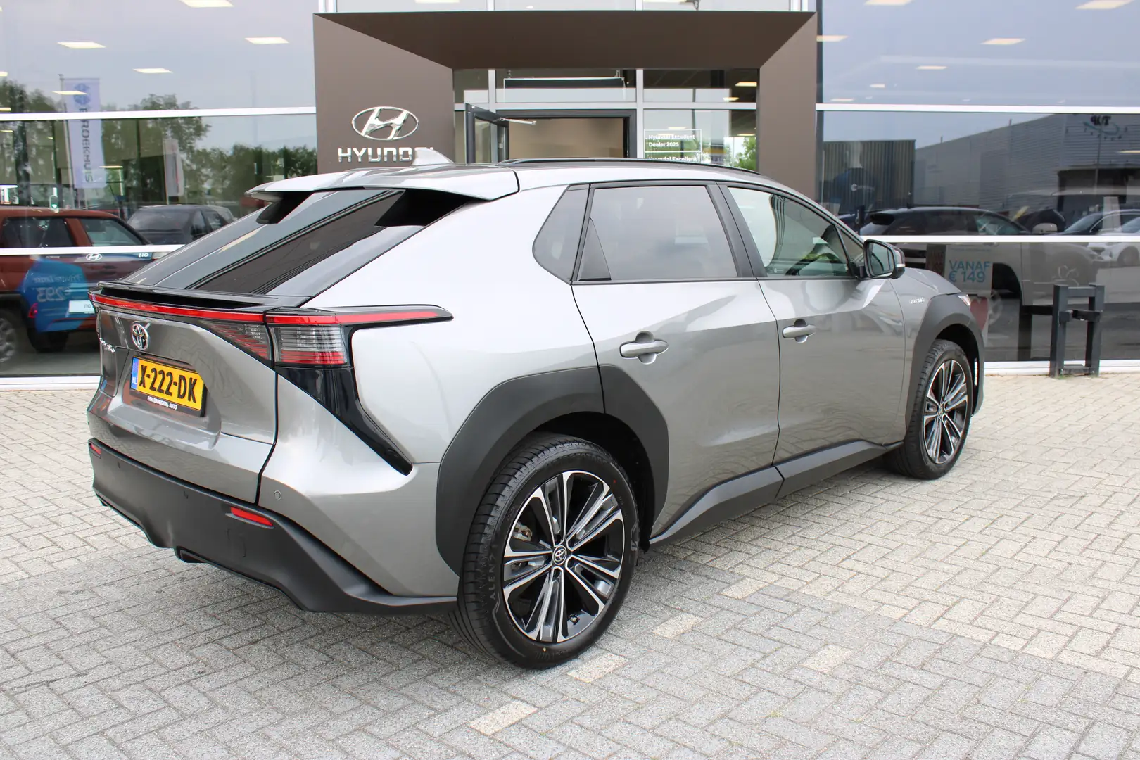 Toyota bZ4X Dynamic 71 kWh | 360 graden camera | Parkeersensor Grijs - 2