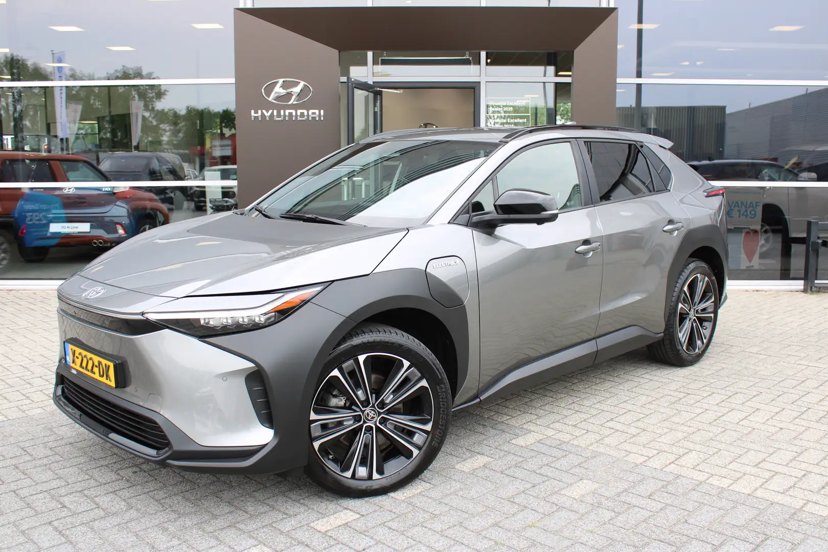 Toyota bZ4X Dynamic 71 kWh | 360 graden camera | Parkeersensor Grijs - 1