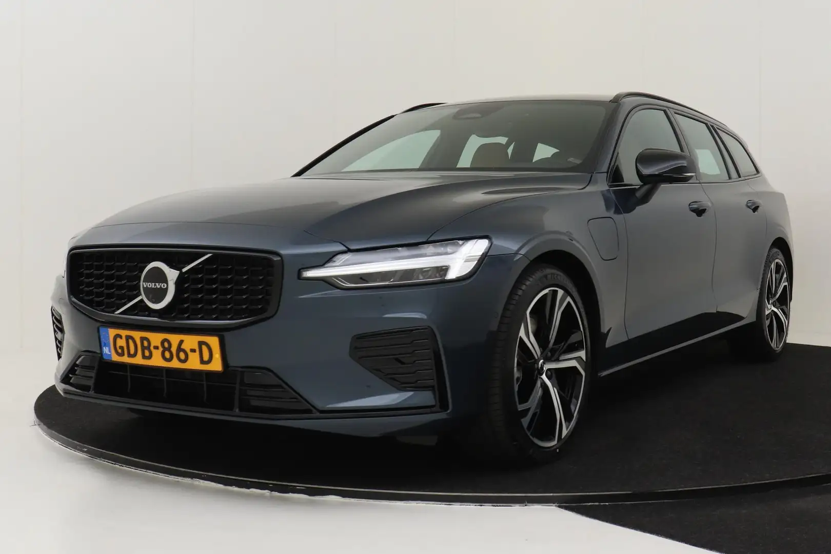 Volvo V60 Volvo V60 T6 RECHARGE AWD PLUS DARK -EXTERIEUR STY Blauw - 1