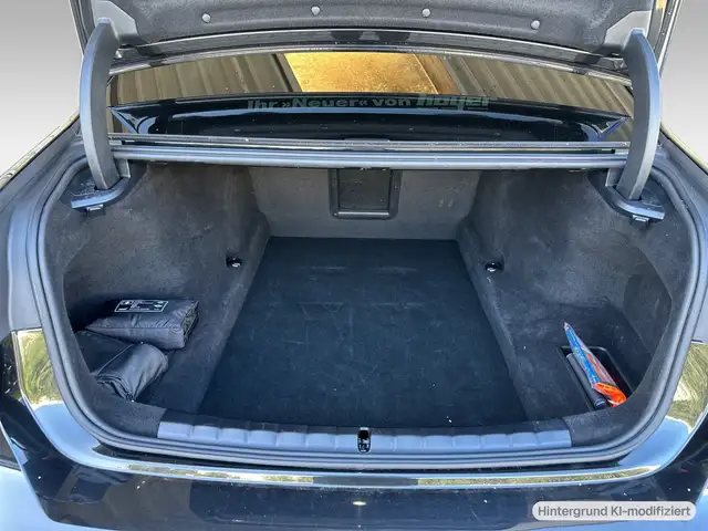 BMW 7 Series view 11