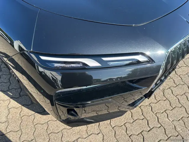 BMW 7 Series view 9