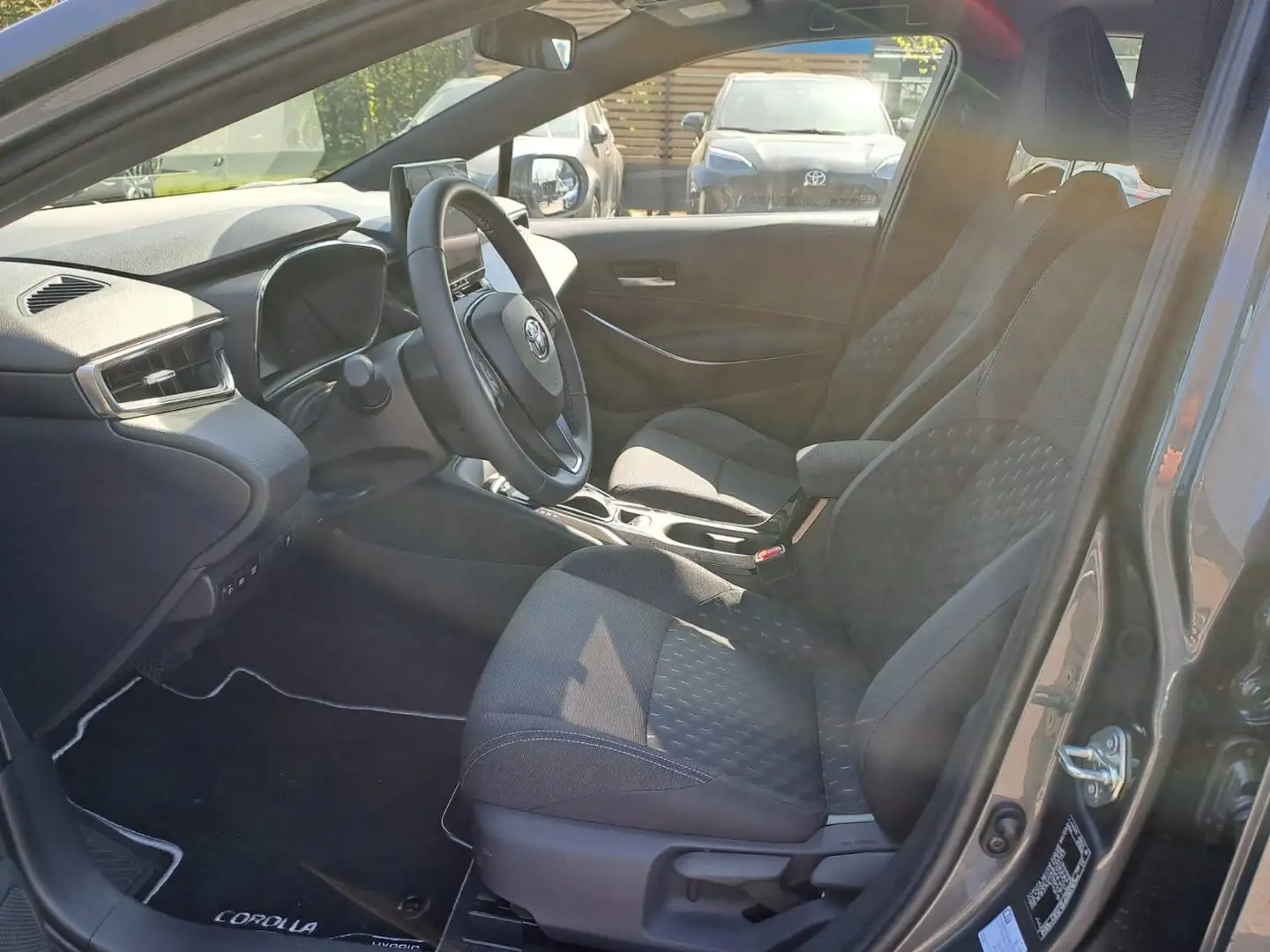 Toyota Corolla Hatchback 1.8 Hybrid Dynamic e-CVT Серый - 2