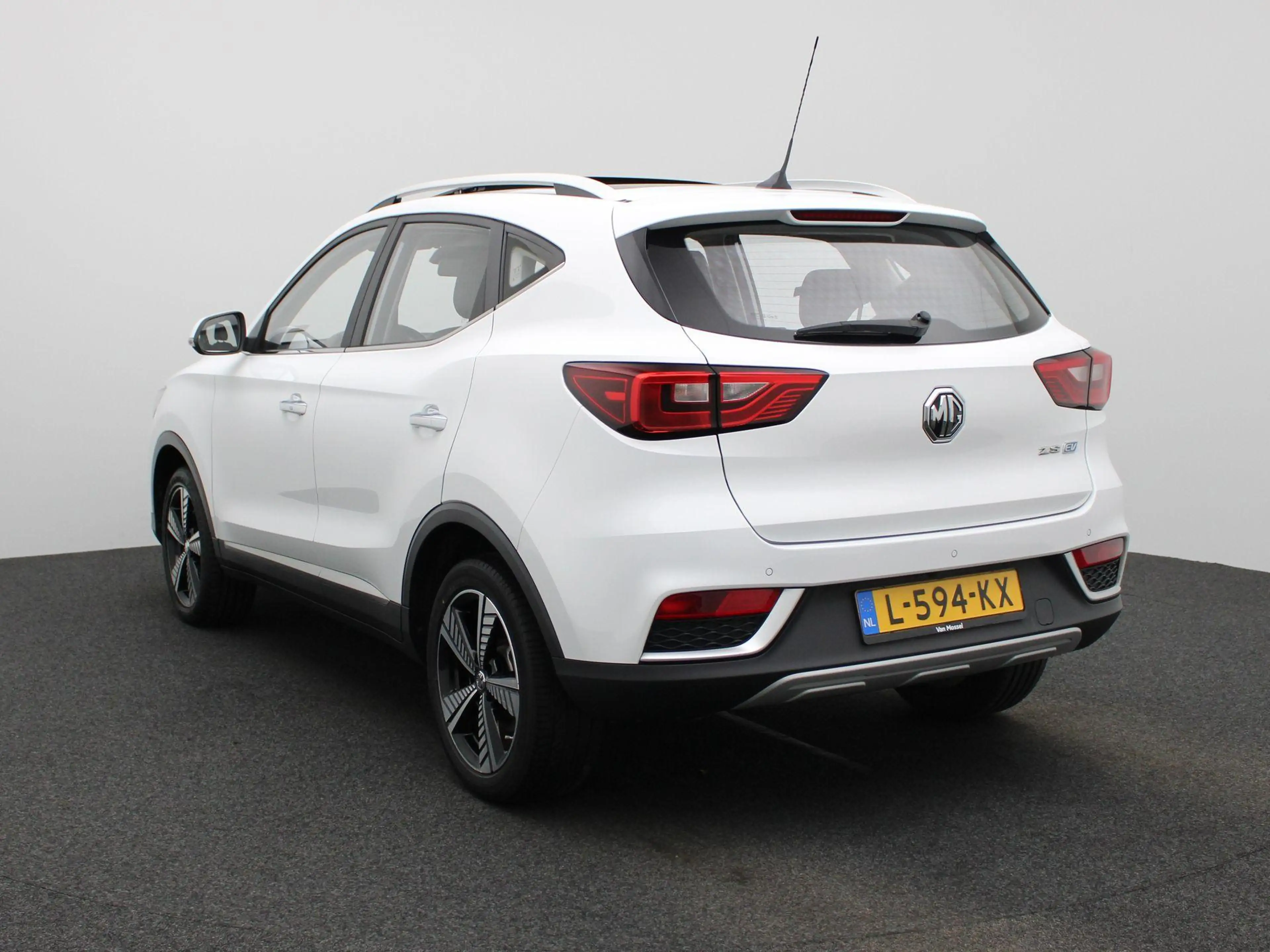 MG ZS EV Luxury 45 kWh — photo 2