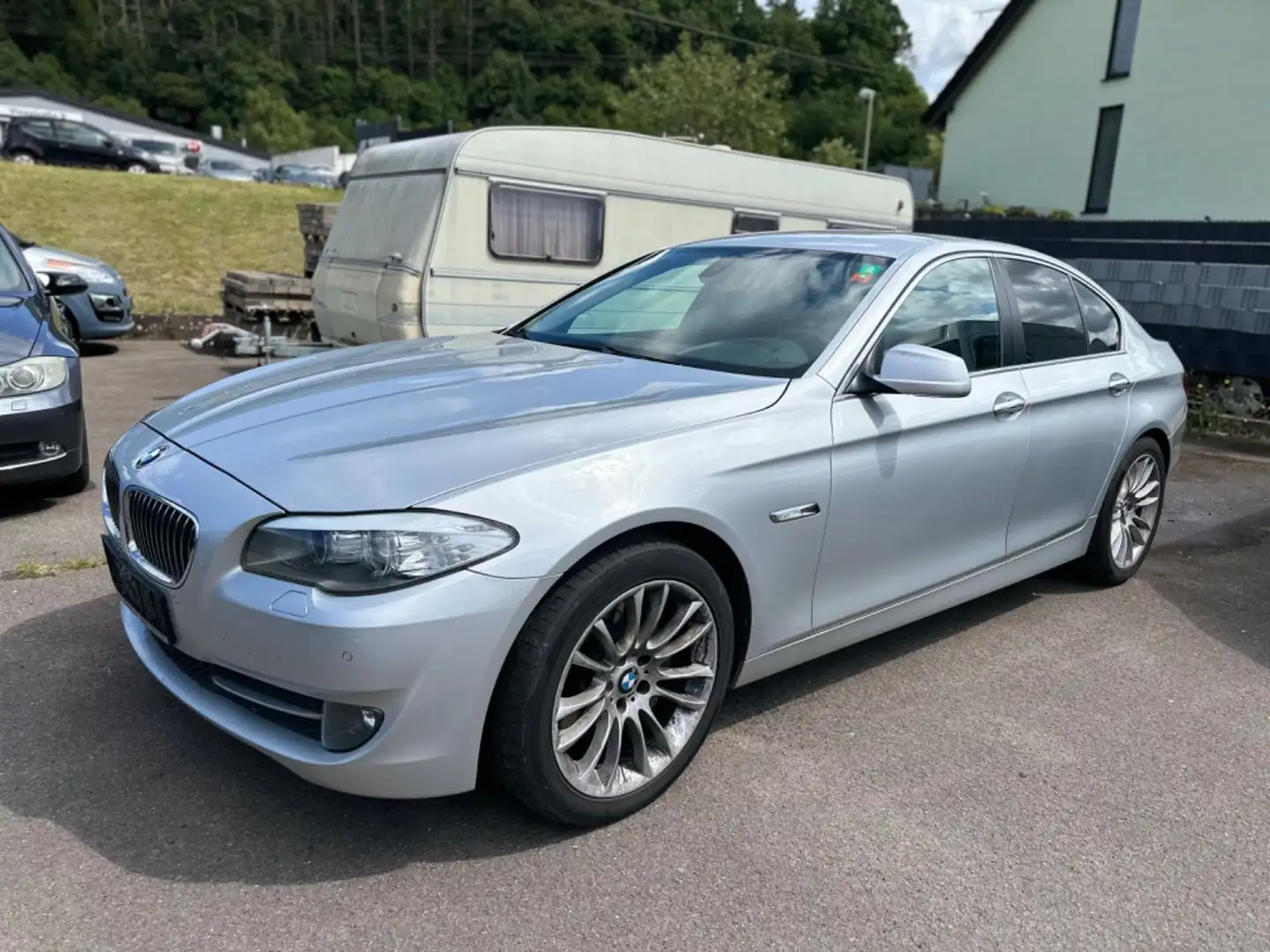 BMW 530 d Lim. *Vollleder*Tempomat*SHZ*PDC*M Felgen* Серебристый - 1