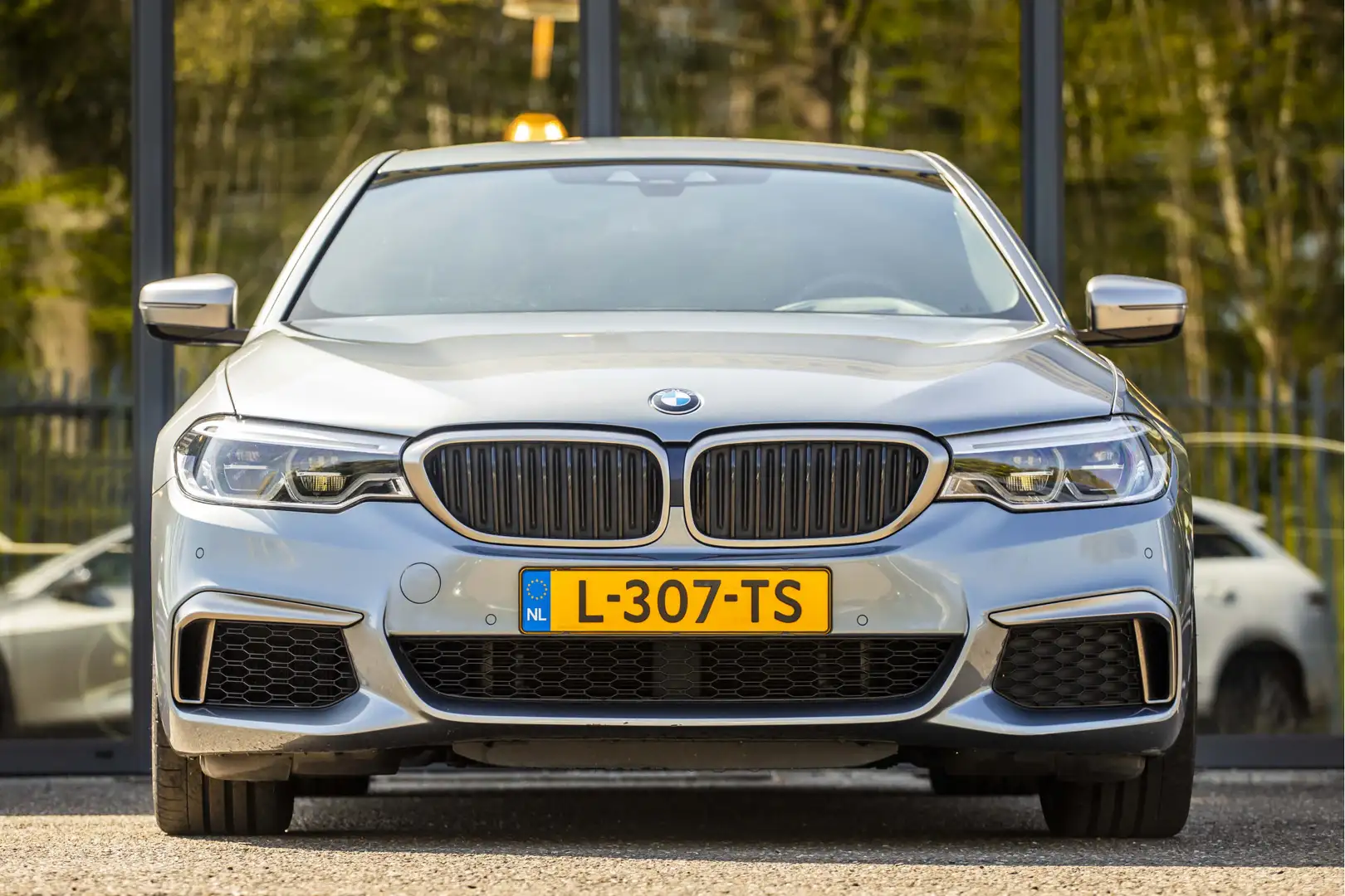 BMW M550 5-serie M550d xDrive High Executive Grijs - 2