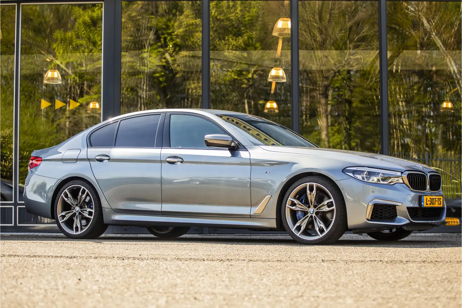 BMW M550 5-serie M550d xDrive High Executive Grijs - 1