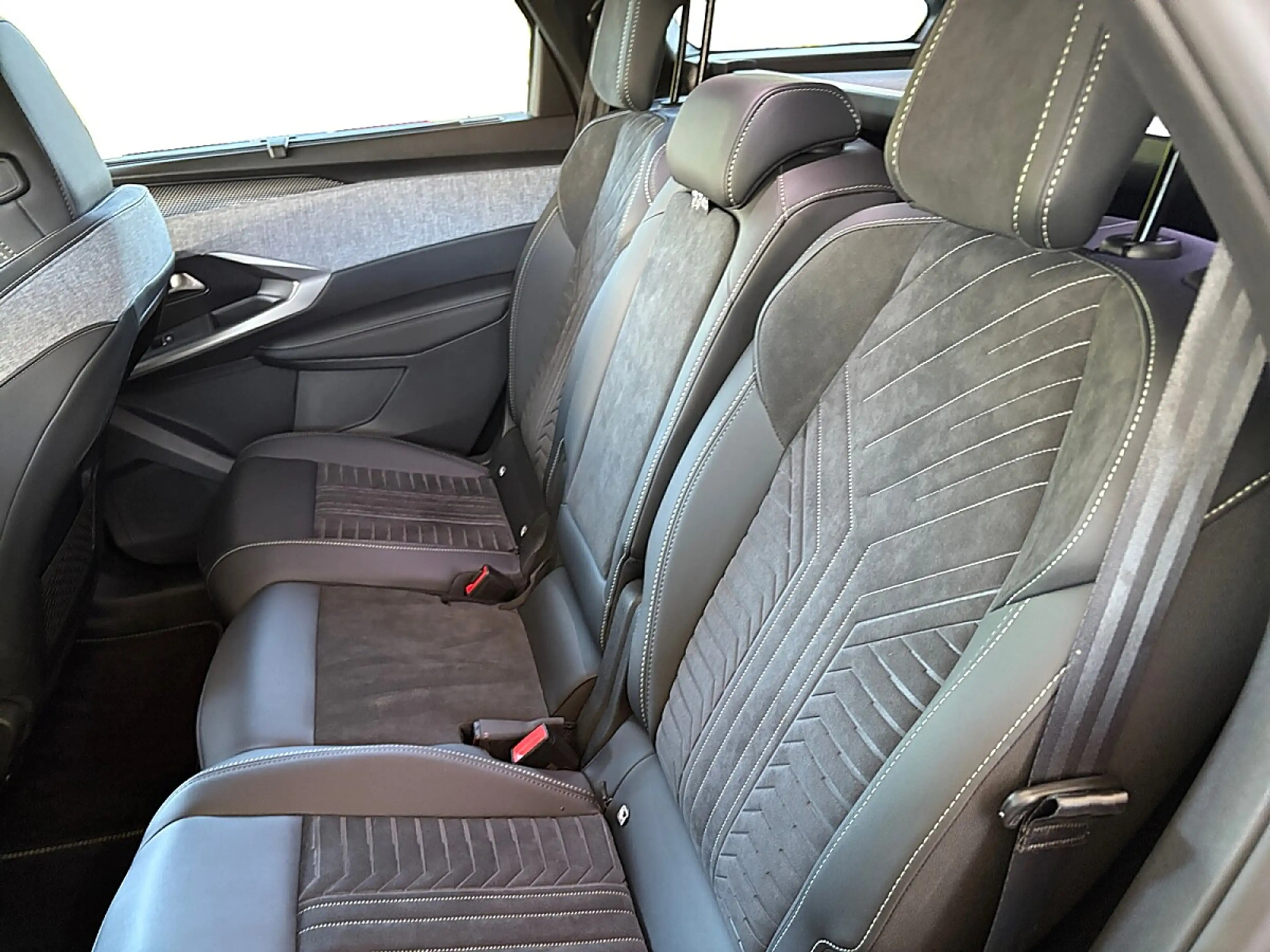 Peugeot 5008 1.6 PHEV 195 E-DCS7 GT — photo 13