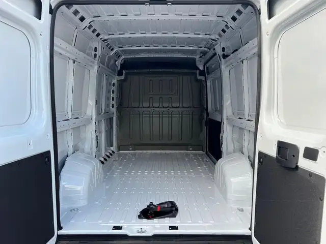 Opel Movano view 8
