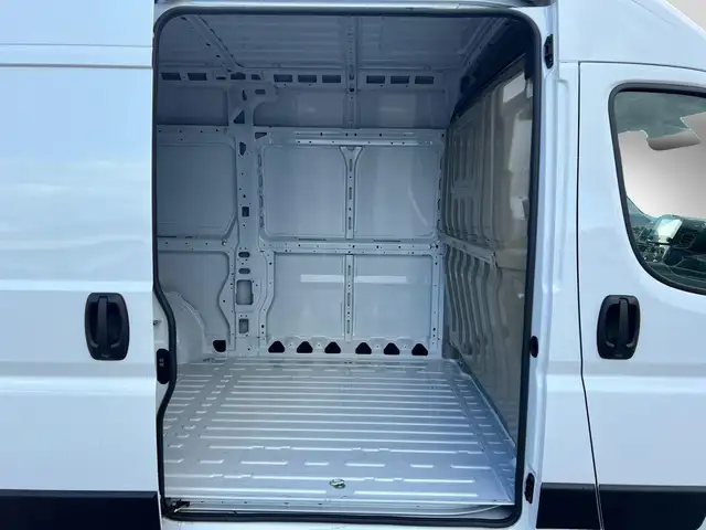 Opel Movano view 7
