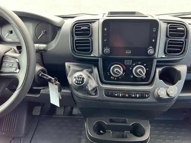 Opel Movano view 10
