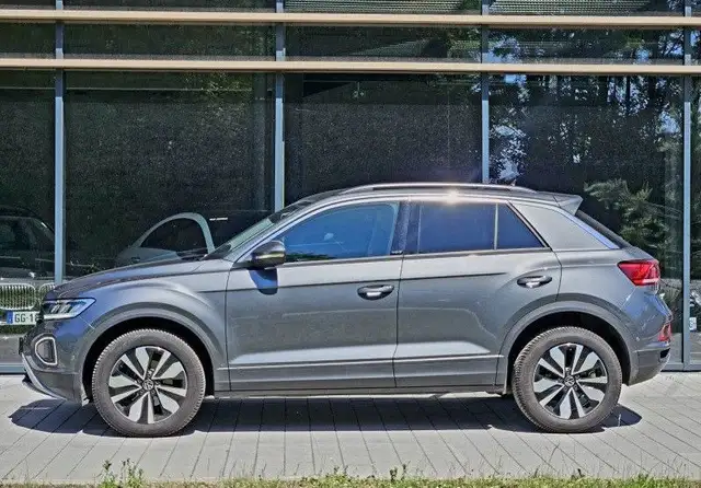 Volkswagen T-Roc view 3