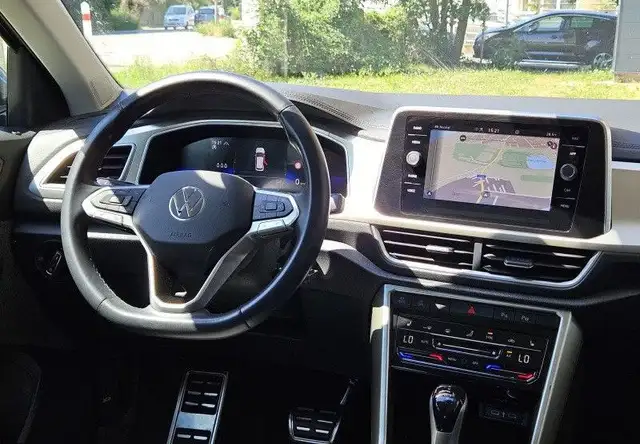 Volkswagen T-Roc view 11