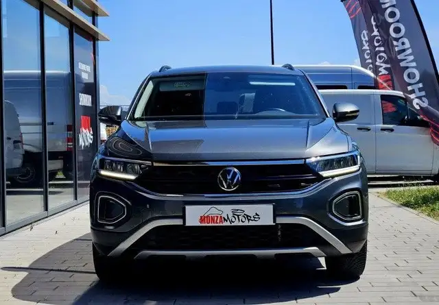 Volkswagen T-Roc view 2