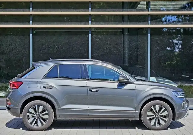 Volkswagen T-Roc view 4