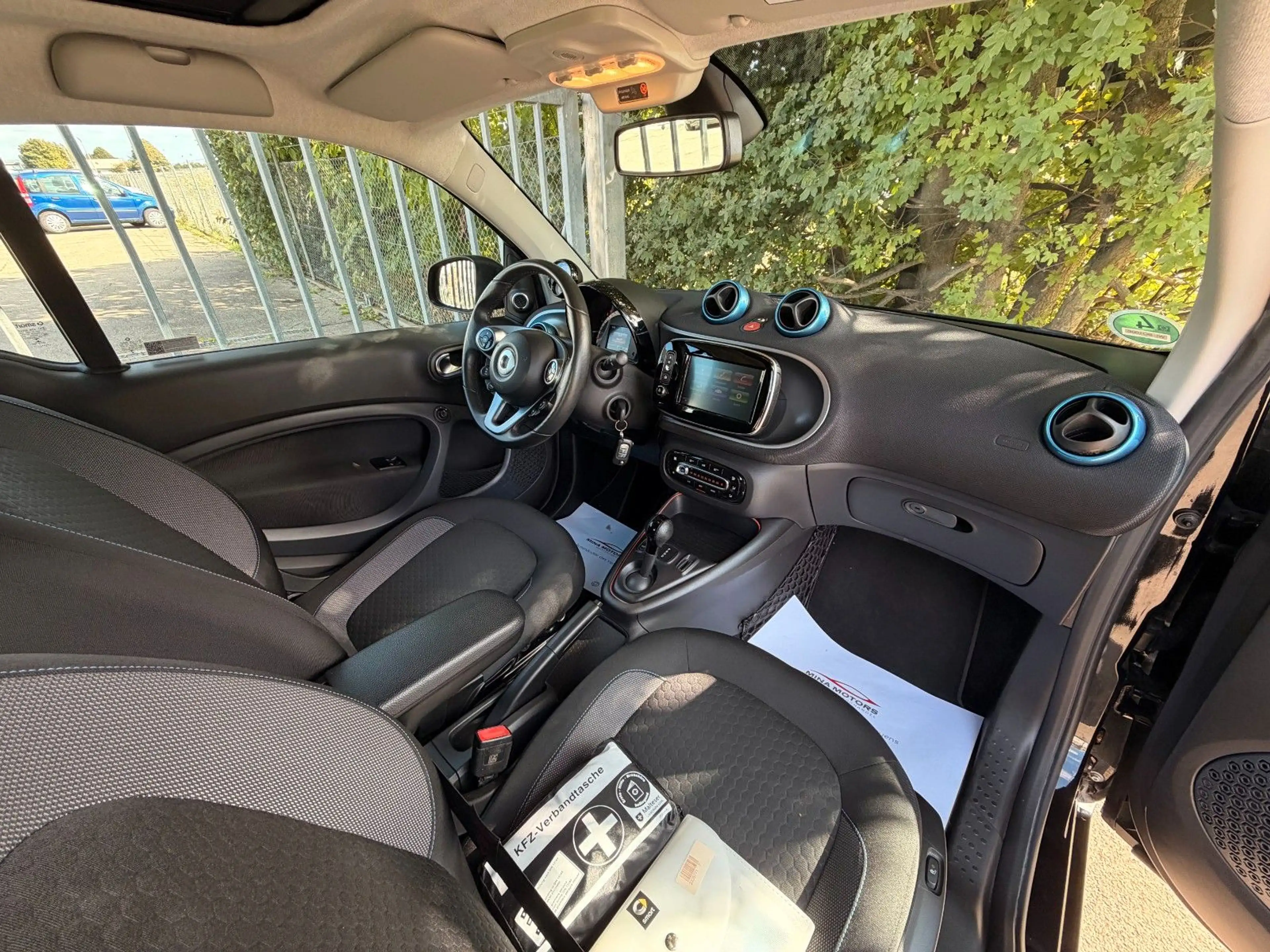 smart forTwo coupe EQ Facelift Pano SHZ JBL SOH — photo 11