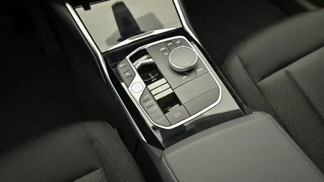 BMW 3 Series view 6