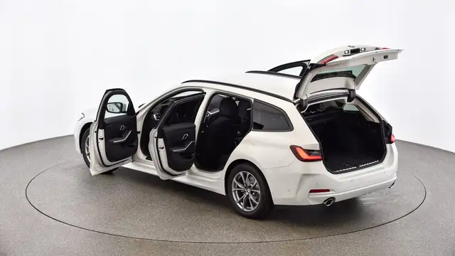 BMW 3 Series view 4