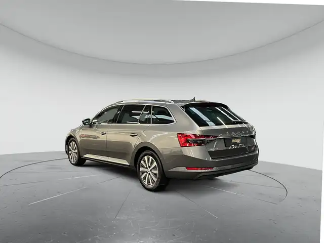 Skoda Superb view 4