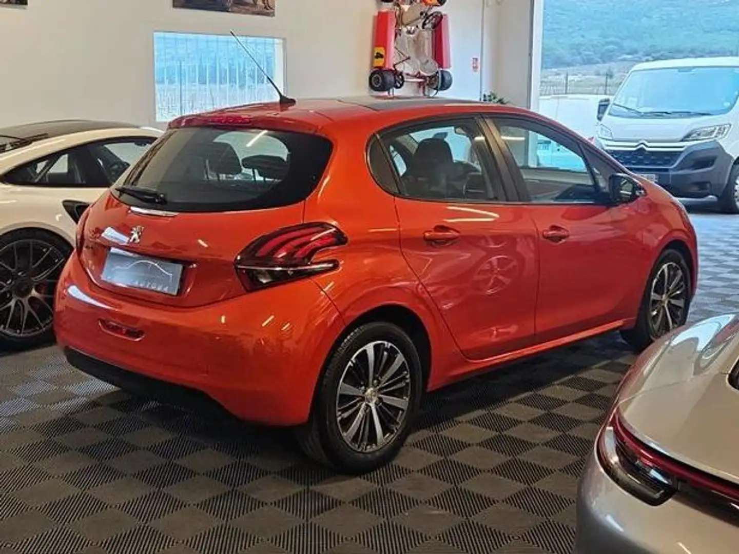 Peugeot 208 PEUGEOT 208 1.2 L VTI 82CH EQUIVALENCE ALLURE Orange - 1