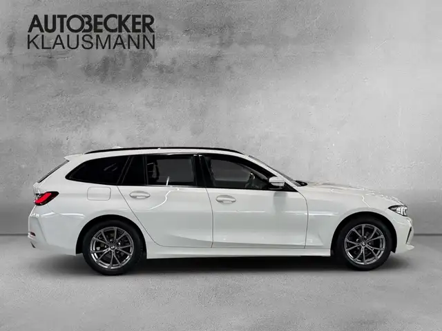 BMW 3 Series view 4
