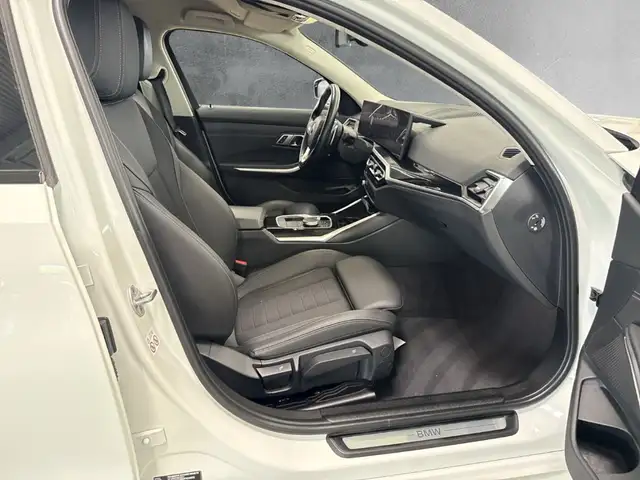 BMW 3 Series view 11