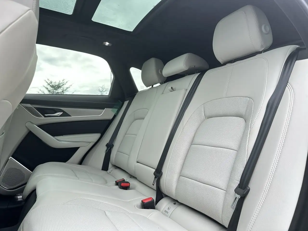 Jaguar F-Pace снимка Jaguar F-Pace