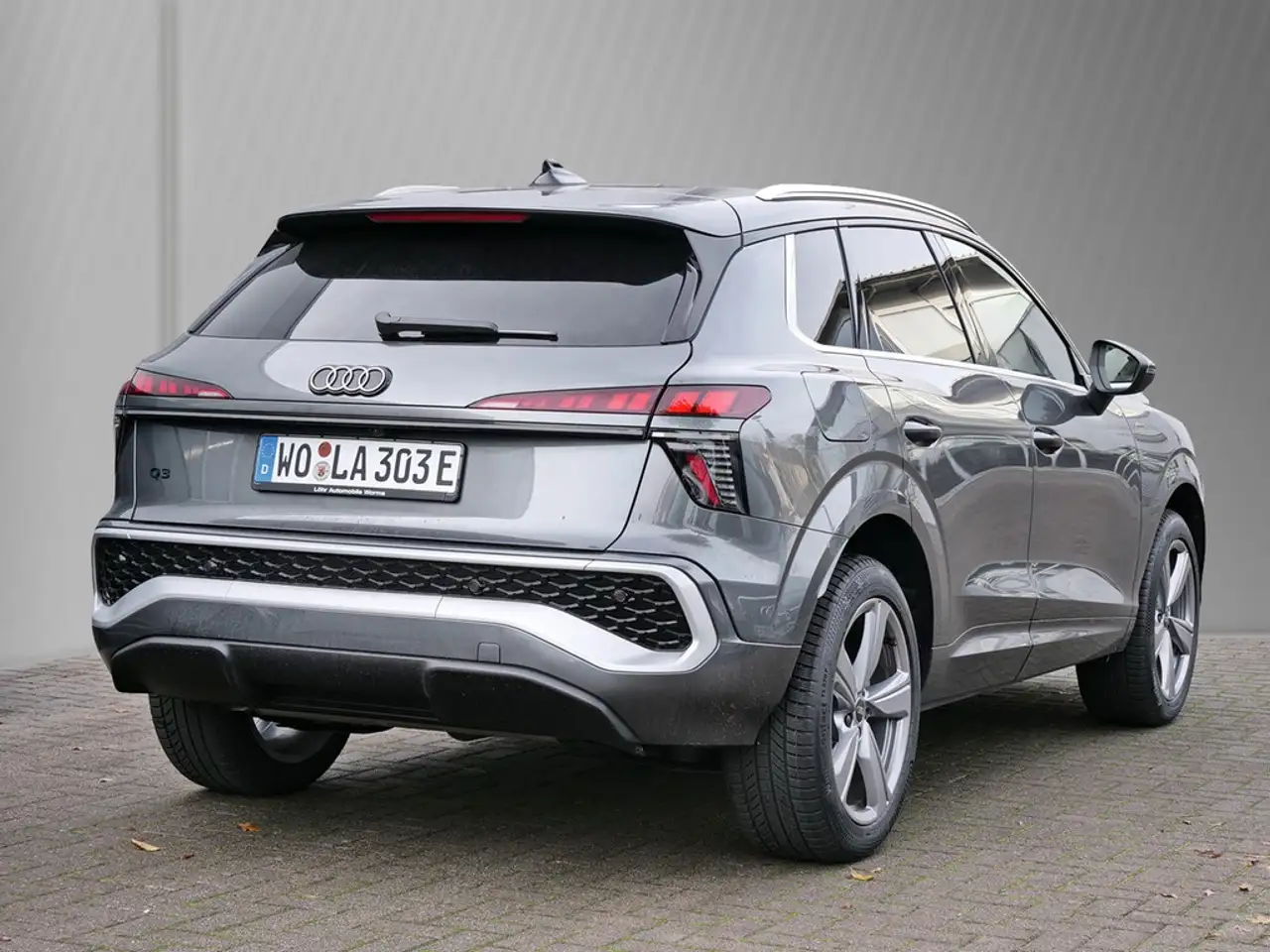 Audi Q3 SUV e-Hybrid S tronic 200 kW / 272 PS 4