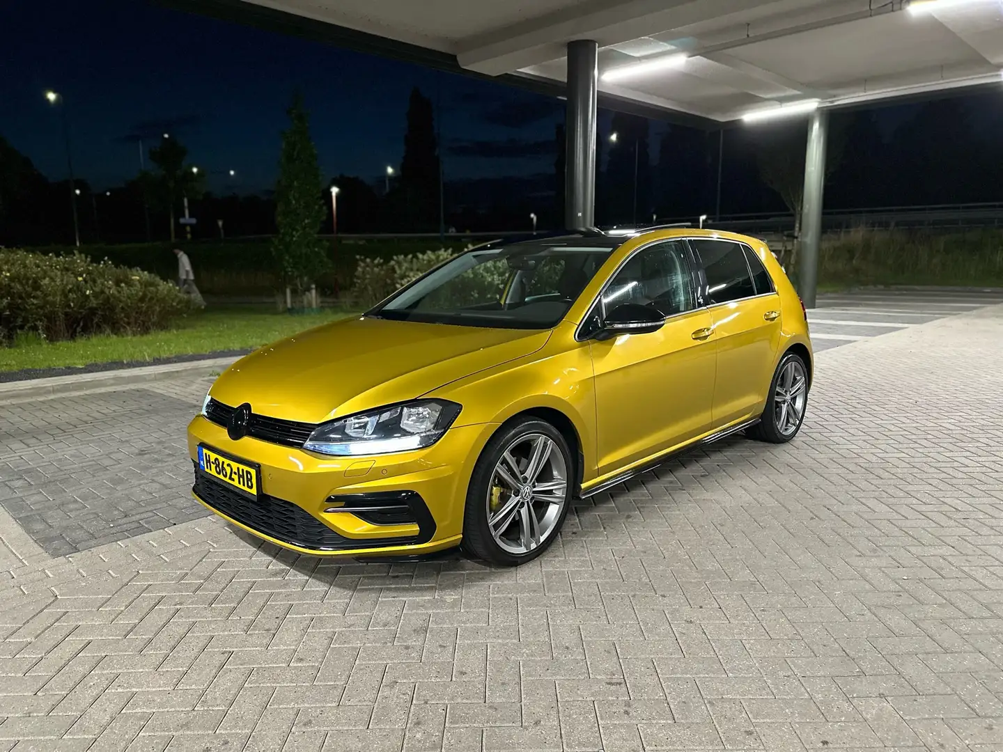 Volkswagen Golf 1.0 TSI HIGHLINE BUSSINES R Geel - 1