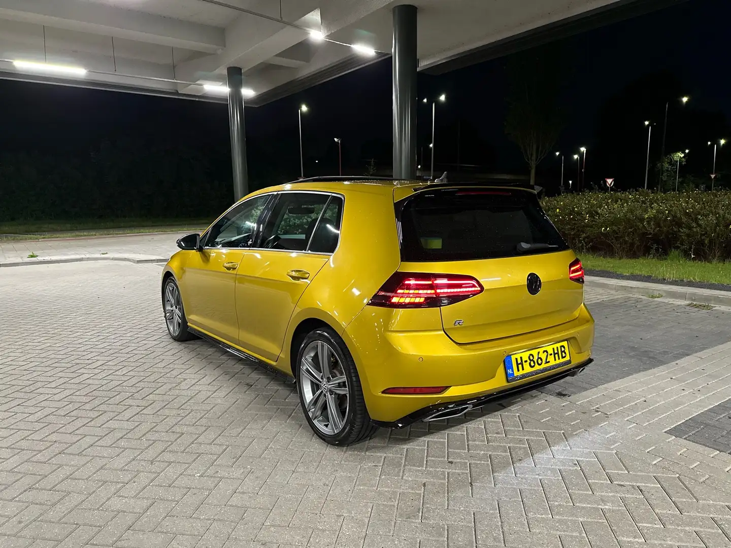 Volkswagen Golf 1.0 TSI HIGHLINE BUSSINES R Geel - 2