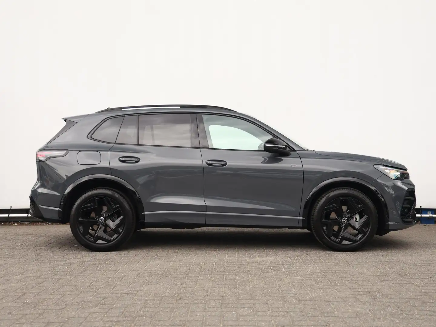 Volkswagen Tiguan 1.5 eTSI R-Line Edition 150PK DSG | Black style | Grijs - 2