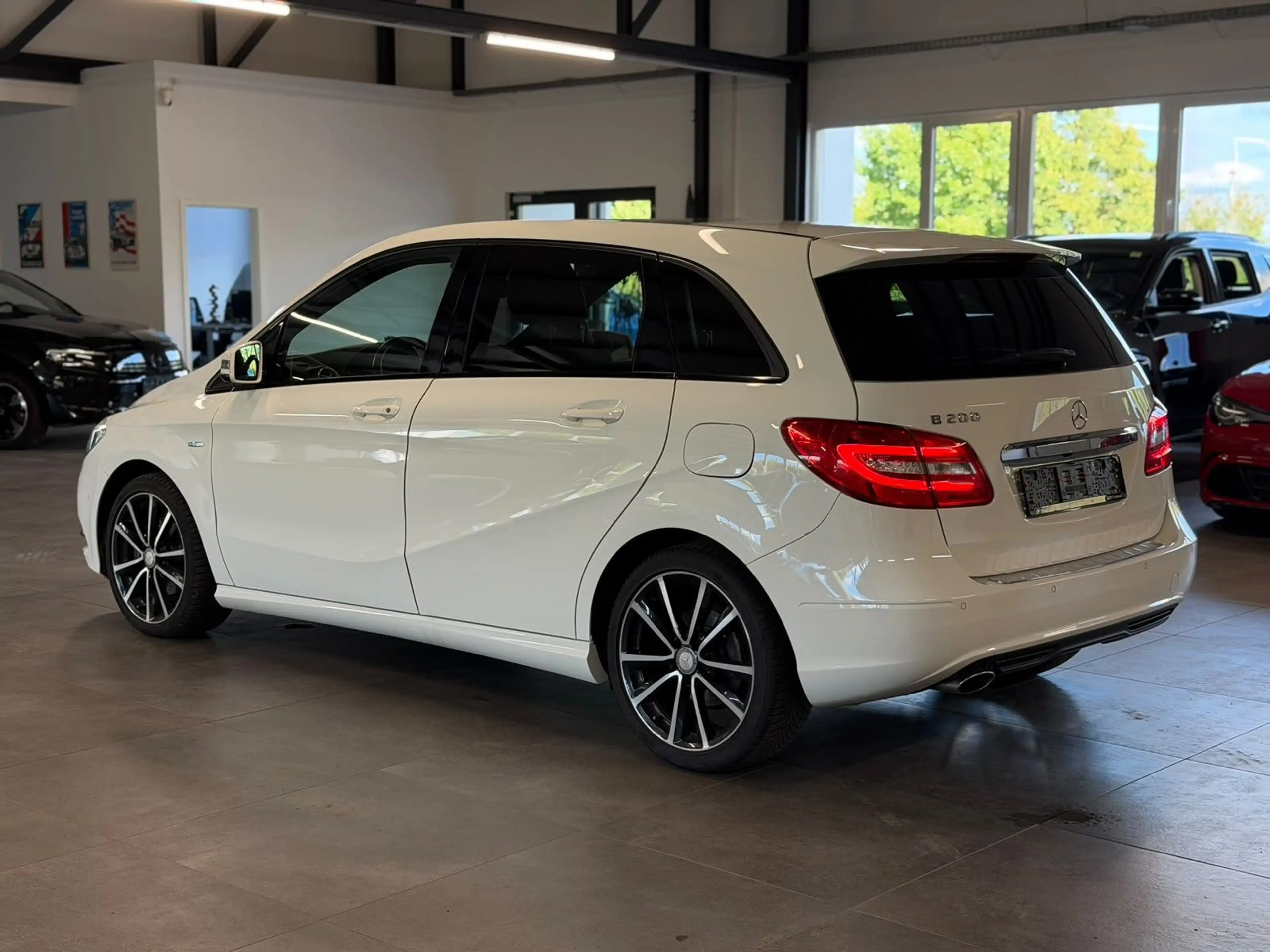 Mercedes-Benz B 200 Edition BI-XEN+NAVI+PANO+LEDER+KAM+SHZ+AHK — photo 7