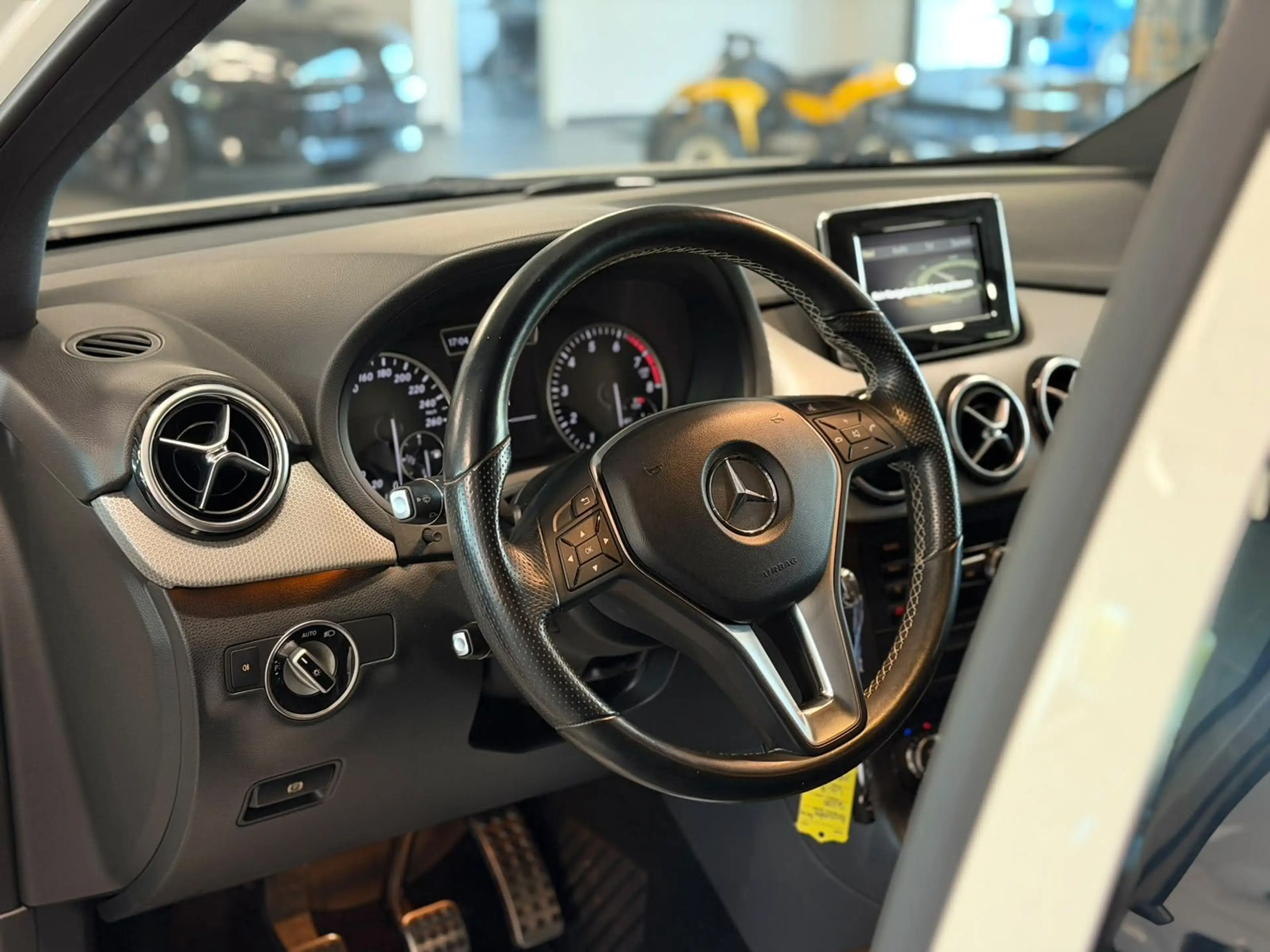 Mercedes-Benz B 200 Edition BI-XEN+NAVI+PANO+LEDER+KAM+SHZ+AHK — photo 13