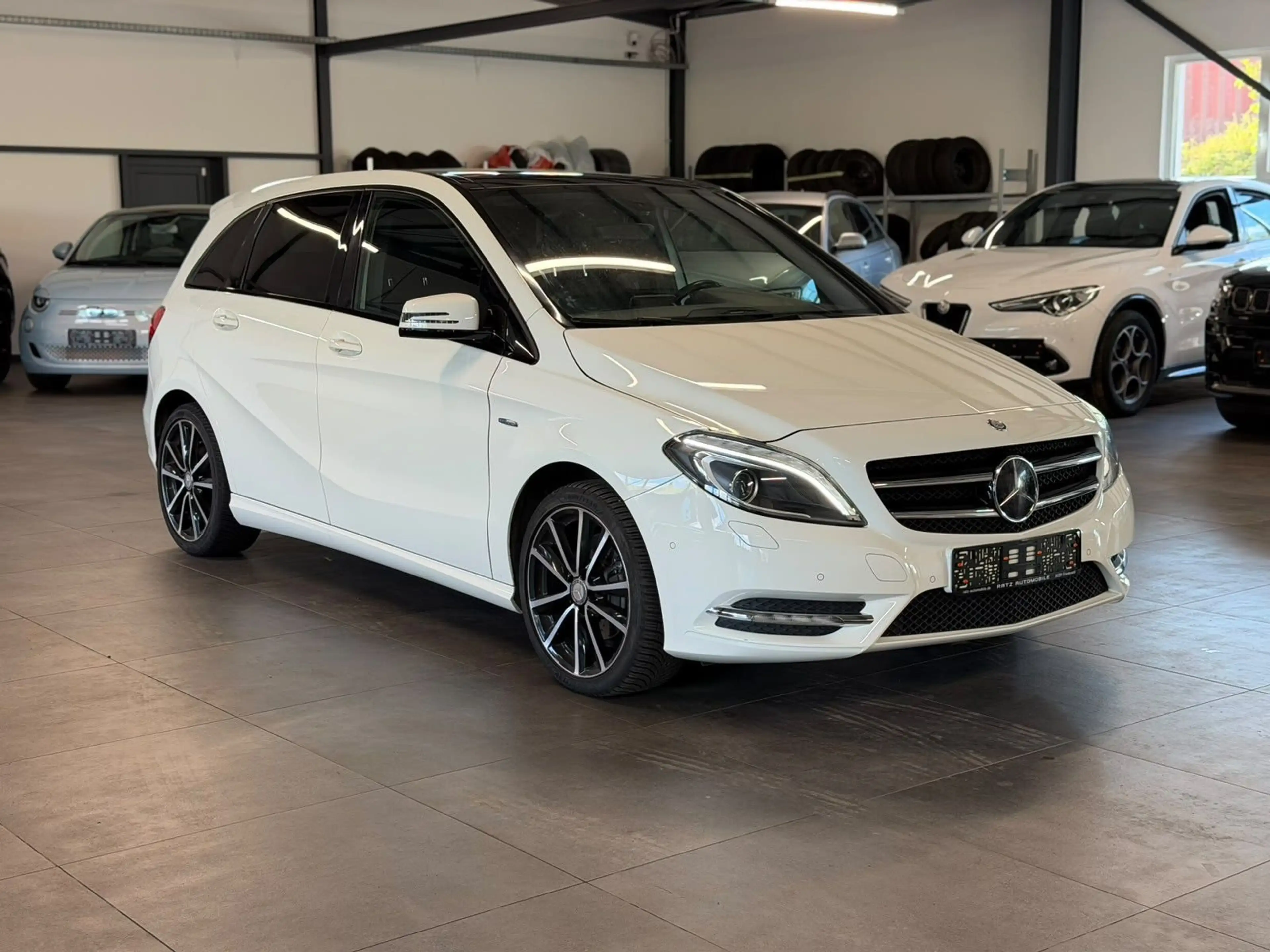 Mercedes-Benz B 200 Edition BI-XEN+NAVI+PANO+LEDER+KAM+SHZ+AHK