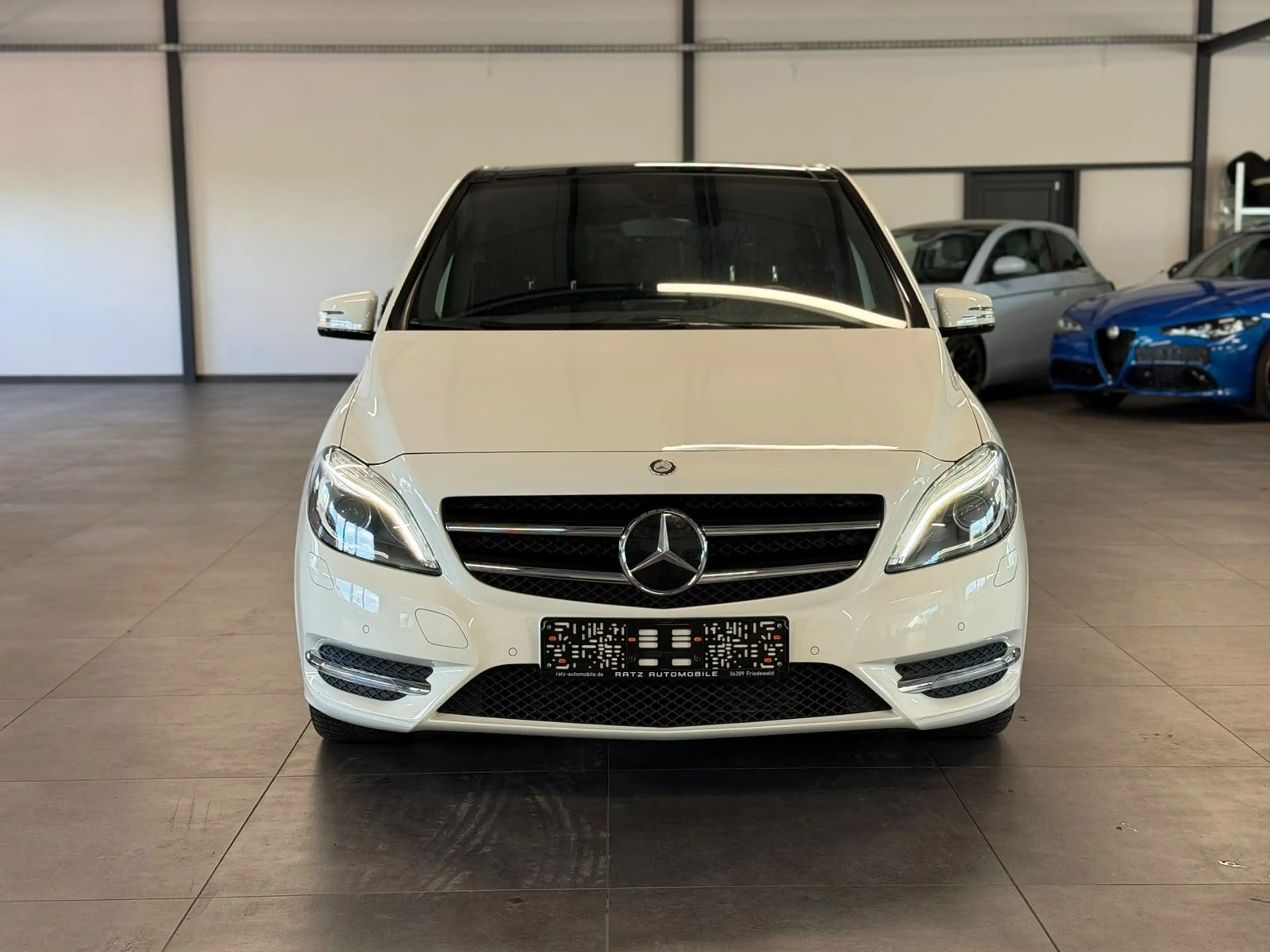 Mercedes-Benz B 200 Edition BI-XEN+NAVI+PANO+LEDER+KAM+SHZ+AHK — photo 2