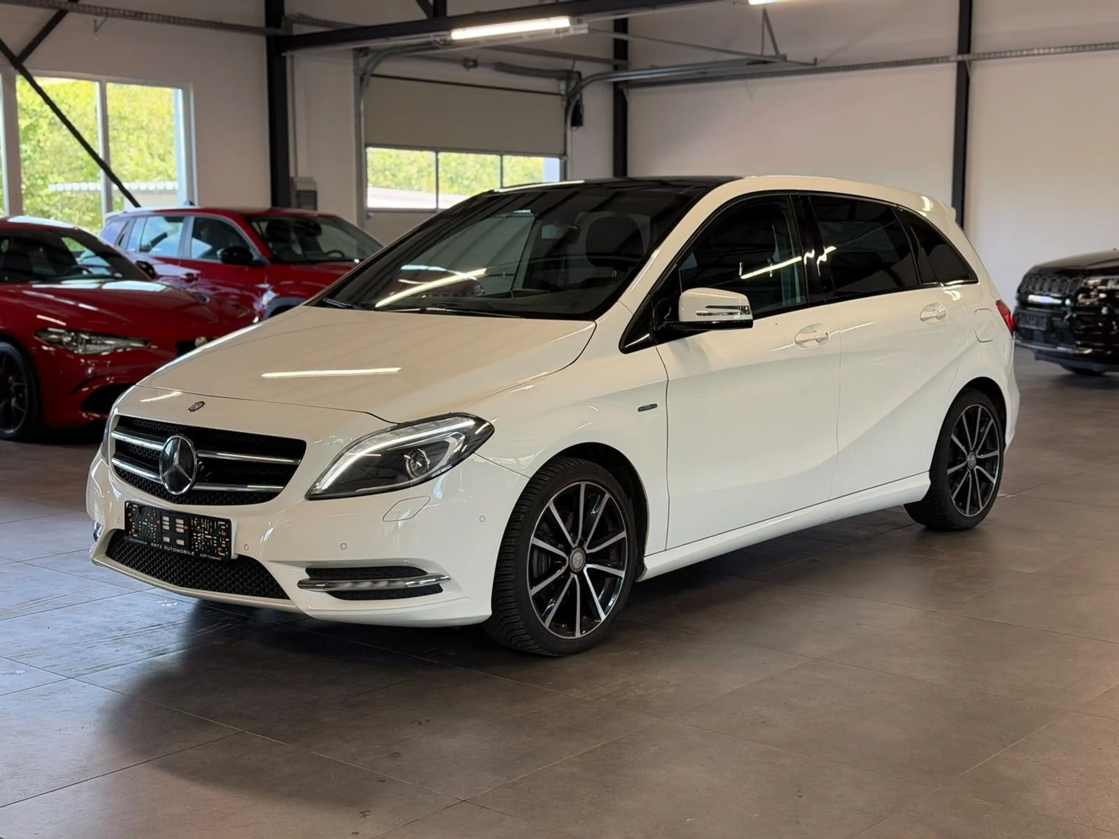 Mercedes-Benz B 200 Edition BI-XEN+NAVI+PANO+LEDER+KAM+SHZ+AHK — photo 3