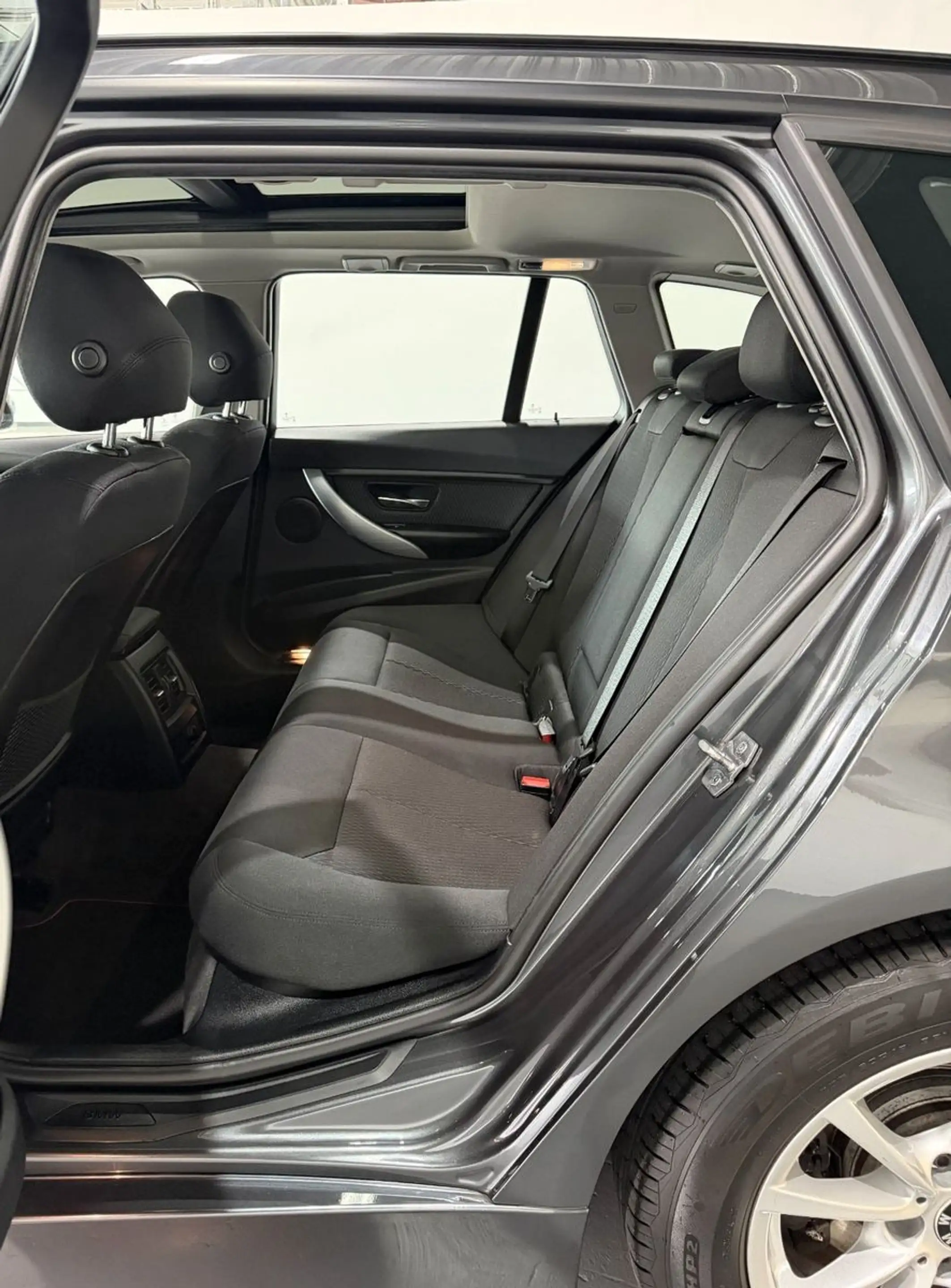 BMW 318 d Touring 2.0 Aut.*Pano*Start/Stopp/Navi/PDC — photo 11